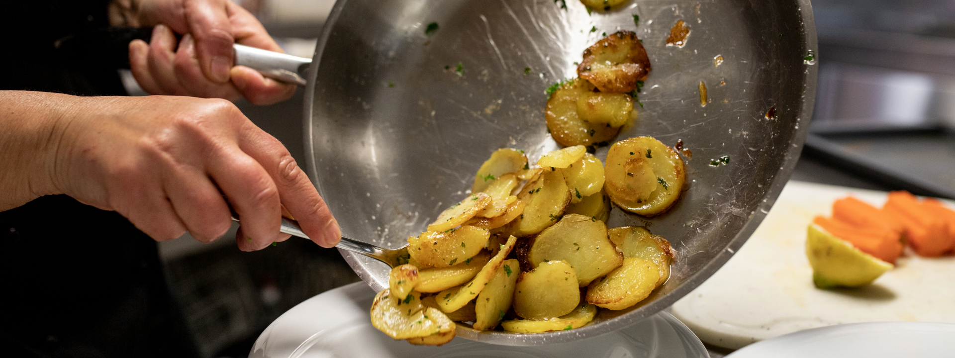 Bratkartoffeln werden auf Teller angerichtet