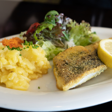 Lachsfilet mit Kartoffeltalern und Kohlrabi-Rahmgemüse